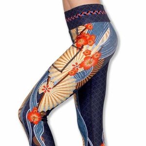 INKNBURN WOMEN'S QUINCE BLOSSOM CAPRIS (size 4, perfect condition, never worn)